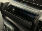 【インパネアッパーボックス】サッと取り出せてサッとしまえる、運転席の目の前にはボックスが装備されております!薄型のボックスティッシュなど収納可能☆