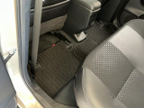 しっかりと汚れ、砂ぼこりを落とし足元まで清潔な車内空間を作り上げております♪