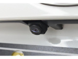 車両後方の映像を車内のディスプレイに表示し、駐車時や後退時の障害物や歩行者の確認を補助します。 広角レンズを採用し、広い範囲を映し出すことができます。