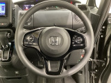 ハンドルにHondaセンシング系のクルーズコントロールやレーンキープアシストなどのスイッチが装備されています。ハンドルから手を離さず安全に操作できます。