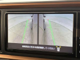 幅も大きいクルマなので、すれ違いも心配ですよね。バックカメラだけでなく、サイドカメラも装備しています。裏道のすれ違いの時なども、活躍してくれます。