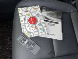 メンテナンスノート、取扱説明書です。 その車の整備記録が事細やかに記録されています。 車が生まれてから今までどのような道を歩んできたのか判るとても重要な物ですよ。