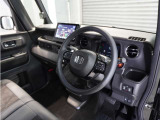 ◆視界広々で非常に運転しやすくロングドライブでも疲れを感じさせないすっきりとまとまったインパネ周りです。