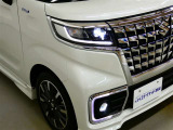 LEDヘッドライトです。デザイン性がよくとても明るいので、夜間の走行や悪天候でも安心です。しかも長寿命!