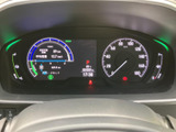速度や燃料残量などの情報がまとまって表示され、運転中も必要な情報を確認しやすい構成です。表示の位置が見渡しやすく、日々の運転をサポートしてくれます。