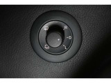 狭い場所も苦になりません。電動格納ドアミラー装備。