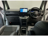 【前方視界】開放的な前方視界!運転がしやすく疲れにくいです♪窓が大きく、見通しがとっても良いおクルマですよ♪