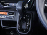 【シフトレバー】シフトもとても操作しやすいデザインになっております。運転する人の事を第一に考えた操作性の高い仕様です。