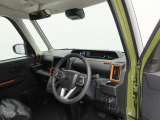 ステアリングスイッチ付きです。運転中に前方から目を離すことなく、オーディオの操作ができるので、安全な走行をサポートします。