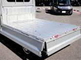積み降ろしがしやすく、錆に強く耐久性の高い荷台!