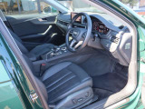 本革シートとパワーシートを備えた運転席です。