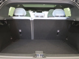 普段のお買い物や通勤、送迎等に十分な荷室スペースを確保しております。セカンドシートを倒すと、大きな荷物の積載も可能です。