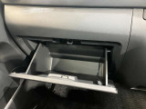 【グローブボックス】たくさんの小物をまとめて収納でき、収納したものが手前に出てくるなど取り出しやすくなっています!