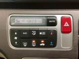 セレクトレバーの左上にオートエアコンがついてますので、お好みの温度をセットするだけで風の強さや風量を自動で調整します。スイッチも簡単操作で快適に過ごせます。