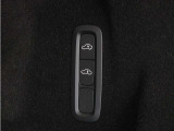 オートレベライザーは走行中に車両のサスペンションと衝撃吸収特性を自動的に制御して、快適性と機能性を最適な状態に保ちます。荷積みや乗り降りをしやすくするために、手動で車高を調節することもできます。