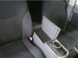 運転席側からも助手席側からも手が届きやすく、小物等を置いておくのにとても便利♪