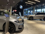 「ショールーム展示スペース」ゆったりとしたスペースを使いBMWの最新モデルを5台展示しております。