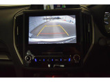 車両後方の映像を車内のディスプレイに表示し、駐車時や後退時の障害物や歩行者の確認を補助します。 広角レンズを採用し、広い範囲を映し出すことができます。