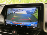 後方の様子とガイド線を画面で確認でき、駐車時や車庫入れの際に周囲を把握する助けになります。目視での安全確認とあわせて活用でき、日常の駐車をサポートします。