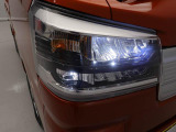 LEDヘッドライトで夜間の運転も視界すっきり 白く明るい光で夜間走行の安心感を高めます。乗車人数や荷物の量に応じて、照射軸の上下方向を自動調節するオートレベリング機能付です。