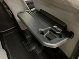 後部座席には格納式のテーブルがありますよ♪
