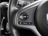 ハンドルにオーディオ操作用スイッチを備え、手を放さずに操作可能。安全性と利便性を両立しています。