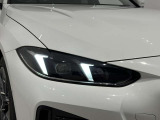 アダプティブLEDヘッドライトはステアリングを切った方向を照らします。
