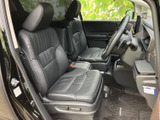 運転席まわりは前方を見渡しやすく、ゆったりとしたシートが落ち着いた乗車姿勢を支えます。ドアからの乗り降りもしやすく、毎日の移動を快適にお使いいただける空間です。