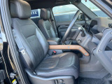 ●前席:ゆったりとしたドライバースペースで、長時間の運転でも快適にお過ごしいただけます。