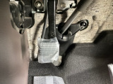 パーキングブレーキはフット式なので運転席と助手席の間はすっきり、移動も楽々です。さっと手が届く位置にATセレクトレバーやエアコンスイッチなどがあり操作性に優れています