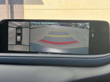 360度ビューカメラを搭載。4方の小型カメラの映像を処理し、車両真上からの映像に変換しています。