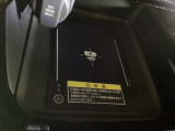 センターコンソールにはワイヤレス充電器を装備してます。Qi(チー)規格対応のスマートフォンなどを置くだけでワイヤレスで充電可能です。またスマートフォンの充電可能なUSB端子なども別途装備しています。
