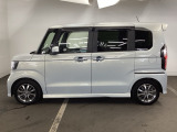 限られたスペースでも、スライドドアなら開閉がスムーズ!隣の車や壁にぶつかる心配がありません。