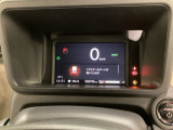 デジタル表示のスピードメーターとタコメーター、燃費やオドメーターなどの表示の他に、ホンダセンシング機能などの表示もできる多機能なマルチインフォメーション・ディスプレイです。