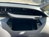 『運転席アッパーボックス』。いろんなものが収納出来ます。