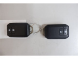 スマートキー2個あります。ドアの開錠施錠はドアノブに触れるだけ。センサーが感知して開錠施錠をしてくれます。