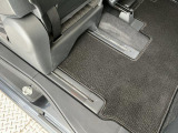 助手席は大きく前へスライド可能で、ミラクルオープンドアからの乗り降りをさらに快適にしてくれます♪
