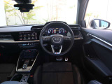 Audiのインテリアは厳選素材を緻密に作りこんだ美しい個々のパーツを、衝撃にも耐えうるよう丁寧に組み上げて、構成されています。見た目に美しく、そして機能的でもあること。これこそがAudiのインテリアの伝統です