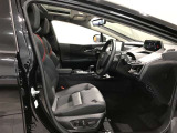 高いホールド性で運転姿勢が安定します。長距離ドライブでも疲れにくいのが魅力です。快適なドライビングライフをお送りください♪