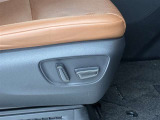運転する時はドライビングポジションが気になりますよね。パワーシートで座席位置の微調整もしっかりできます。高級感がある装備としても人気があります。