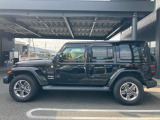 【ホイールアーチ】台形ホイールアーチはJeep伝統のデザインです。採用している理由は諸説ありますが、オフロードを走行する際にタイヤとボディが干渉しあわないよう配慮した作りにするためとなります。