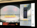 車の全周囲の画像が表示されます。運転席から見づらい個所なども、上空から見たような映像で確認できます。映像のきりかえも出来、後方確認だけでなく大変便利な機能です。