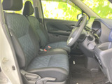 前席は身体を預けやすい形状で、運転席と助手席それぞれにゆったり座れる空間が広がります。前方や周囲を見渡しやすく、乗り降りもしやすい配置で日常使いに便利です。