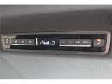 リアフルオートエアコン付きです。後席でも、簡単操作で快適に車内温度をコントロールします。