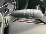 レバーには各種表示がまとめられており、運転席から位置を確認しやすい配置です。手元で扱えるため、乗車後にも操作箇所を把握しやすく、日々の運転を支える装備として活用できます。