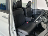 【運転席・助手席】内装ルームクリーニング済みです。しっかり綺麗にしていますので、是非、お確かめください。車に自信があるからこそ、是非一度ご来店頂き内外装も見てもらえると幸いです。