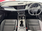 Audiのインテリアはエクステリア同様、優れたデザイン性とクオリティ、そして機能性を兼ね備えております。