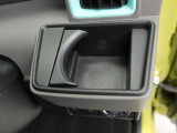 カップホルダーは運転席や助手席からちょうど手の届く位置です!!