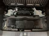 リヤには「いざ」という時のための工具が装備しております。ジャッキ・ナットレンチ・タイヤパンク修理キット・ミニコンプレッサーなどのお助けキットです。