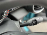 輸入車のため、ウィンカーレバーとワイパーレバーの配置は国産車と左右が逆となります。操作に慣れるまでは違和感がありますが、使用を重ねることで自然に扱えるようになります。